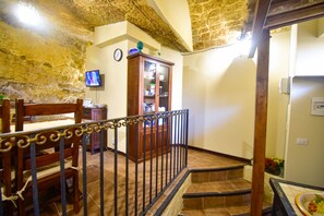 Dining - Domum in petra, the house in the rock. A short walk from the historic center of Modica (Modica)