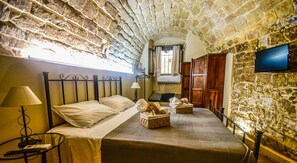 2 bedrooms, iron/ironing board, free WiFi, bed sheets - Domum in petra, the house in the rock. A short walk from the historic center of Modica (Modica)