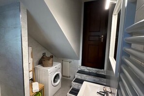 Chuveiro, secador de cabelo, bidê, toalhas de banho