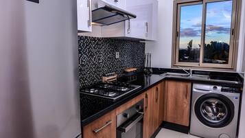 Kühlschrank, Ofen, Herdplatte, Wasserkocher mit Kaffee-/Teezubehör