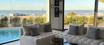 Luxurious Villa With Beautiful Panoramic Oasis Ocean View!