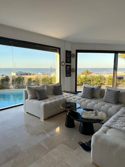 Luxurious Villa With Beautiful Panoramic Oasis Ocean View!