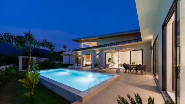 A modern house with a swimming pool, outdoor seating, and a patio area. - Sereniwood 1 - 2BR Pool Villa (Koh Samui)