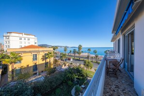 Outdoor dining - Family Apartment sea View (Nice)