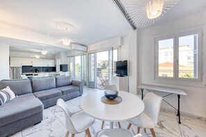 Flat-screen TV - Family Apartment sea View (Nice)