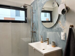 Appartement | Salle de bain | Douche, douche à « effet pluie », sÚche-cheveux, serviettes fournies