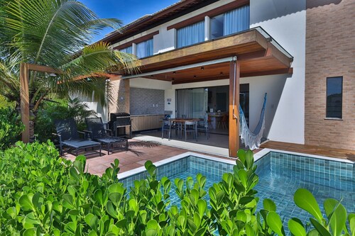 Linda casa 3 suítes/ar. Piscina e hidro privativo  cond frente mar