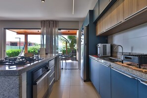Microwave, oven, stovetop, coffee/tea maker - Linda casa 3 suítes/ar. Piscina e hidro privativo  cond frente mar (Mata de São João)