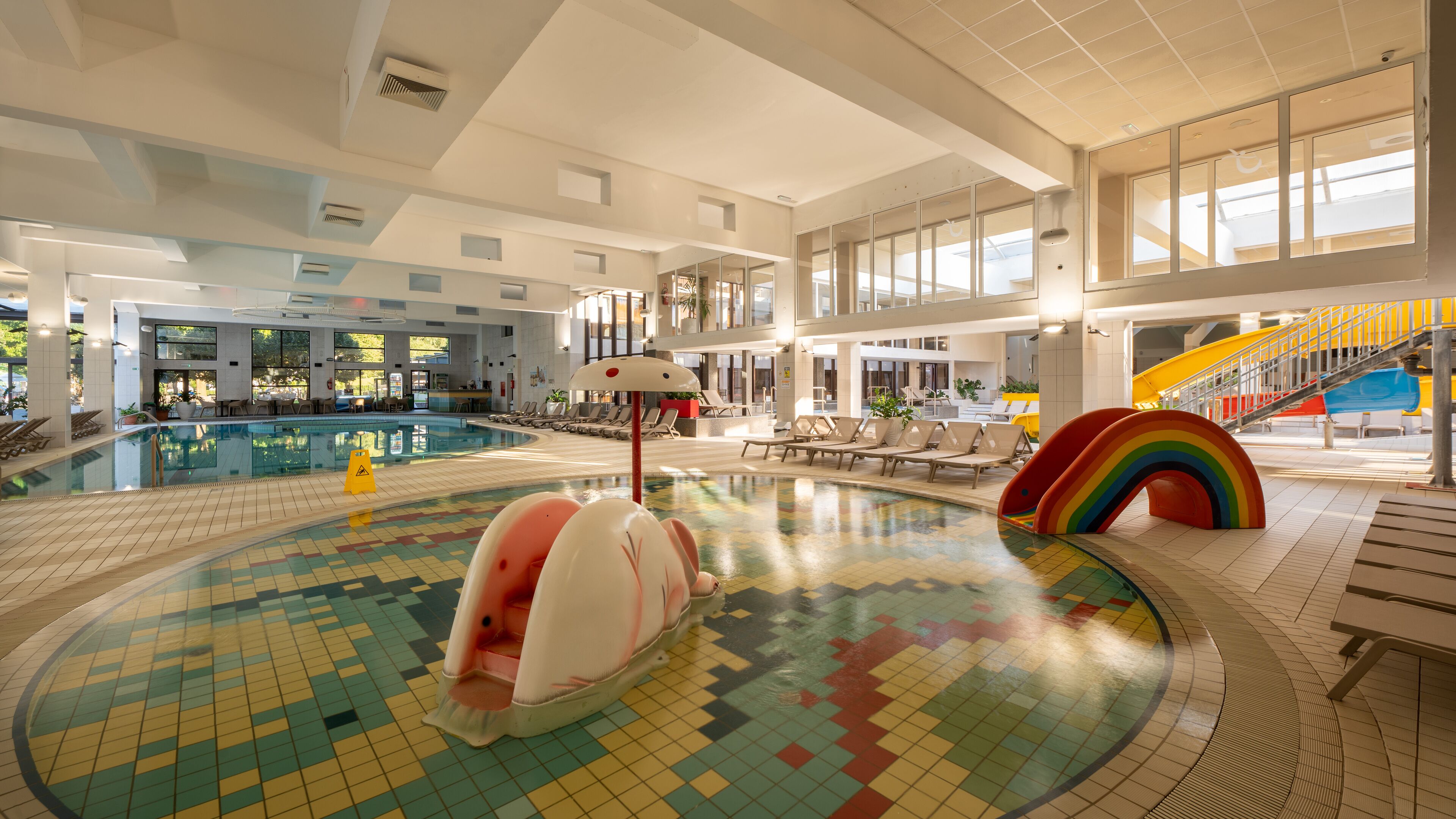 5 piscinas techadas, una piscina al aire libre de temporada
