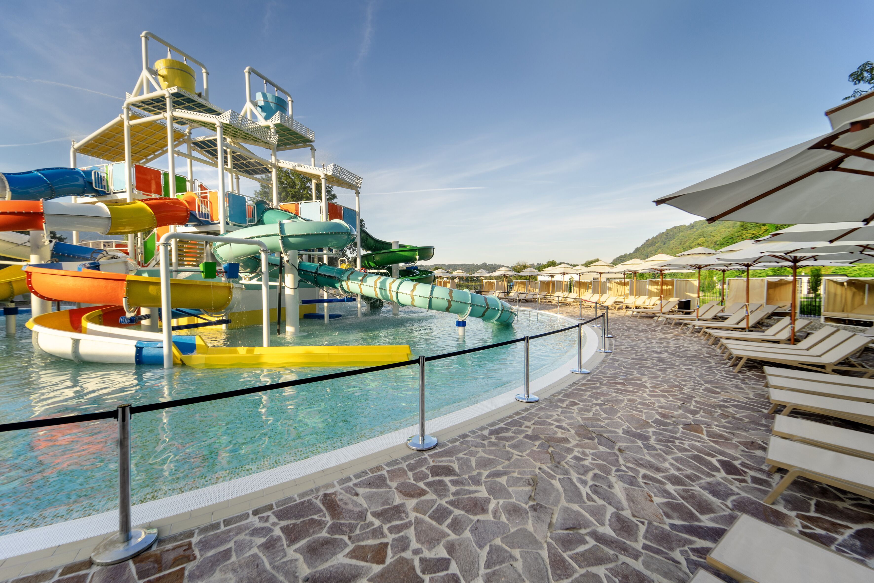 5 sisäuima-allasta, kauden mukainen ulkouima-allas