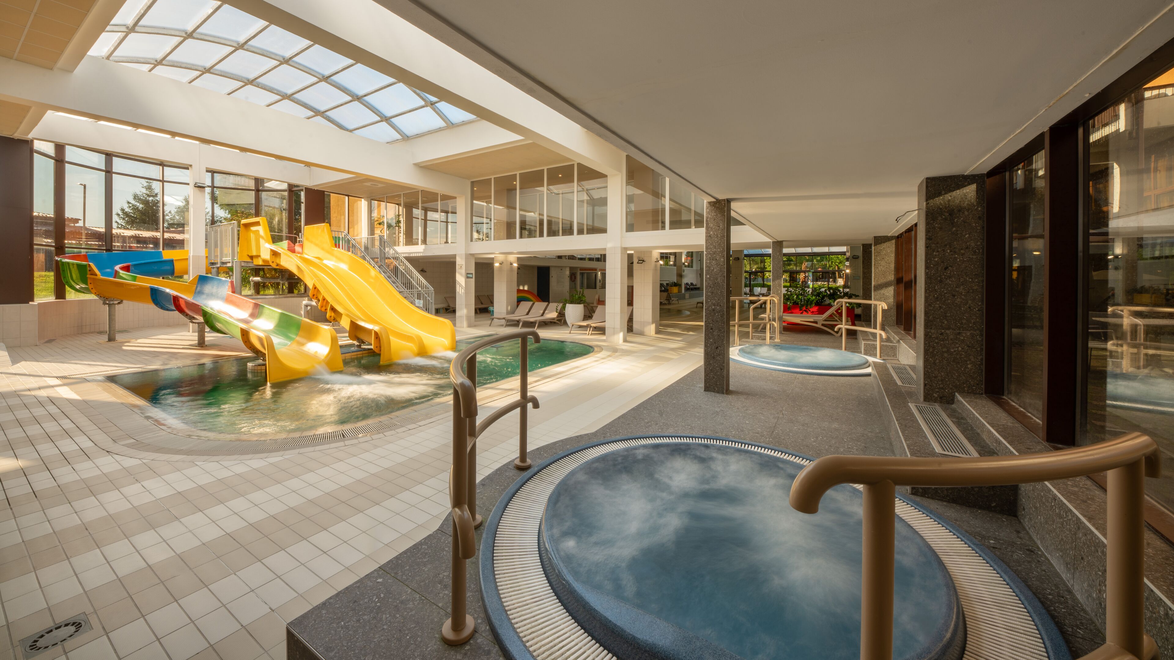 5 indendørs pools, sæsonbestemt udendørs pool, hytter (tillægsgebyr)