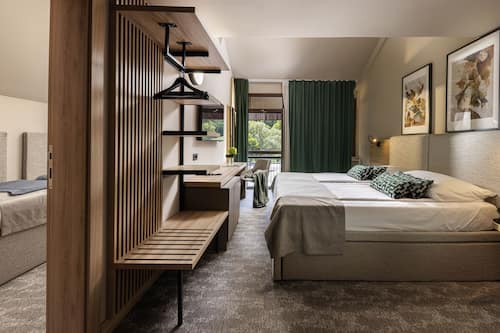 Premium family room | Minibar, Zimmersafe, Schreibtisch, kostenloses WLAN