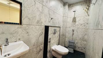 Kamar Double Deluks | Kamar mandi | Shower, jubah mandi, dan handuk