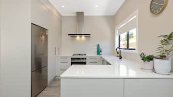 Frigorífico, microondas, horno y placa de cocina