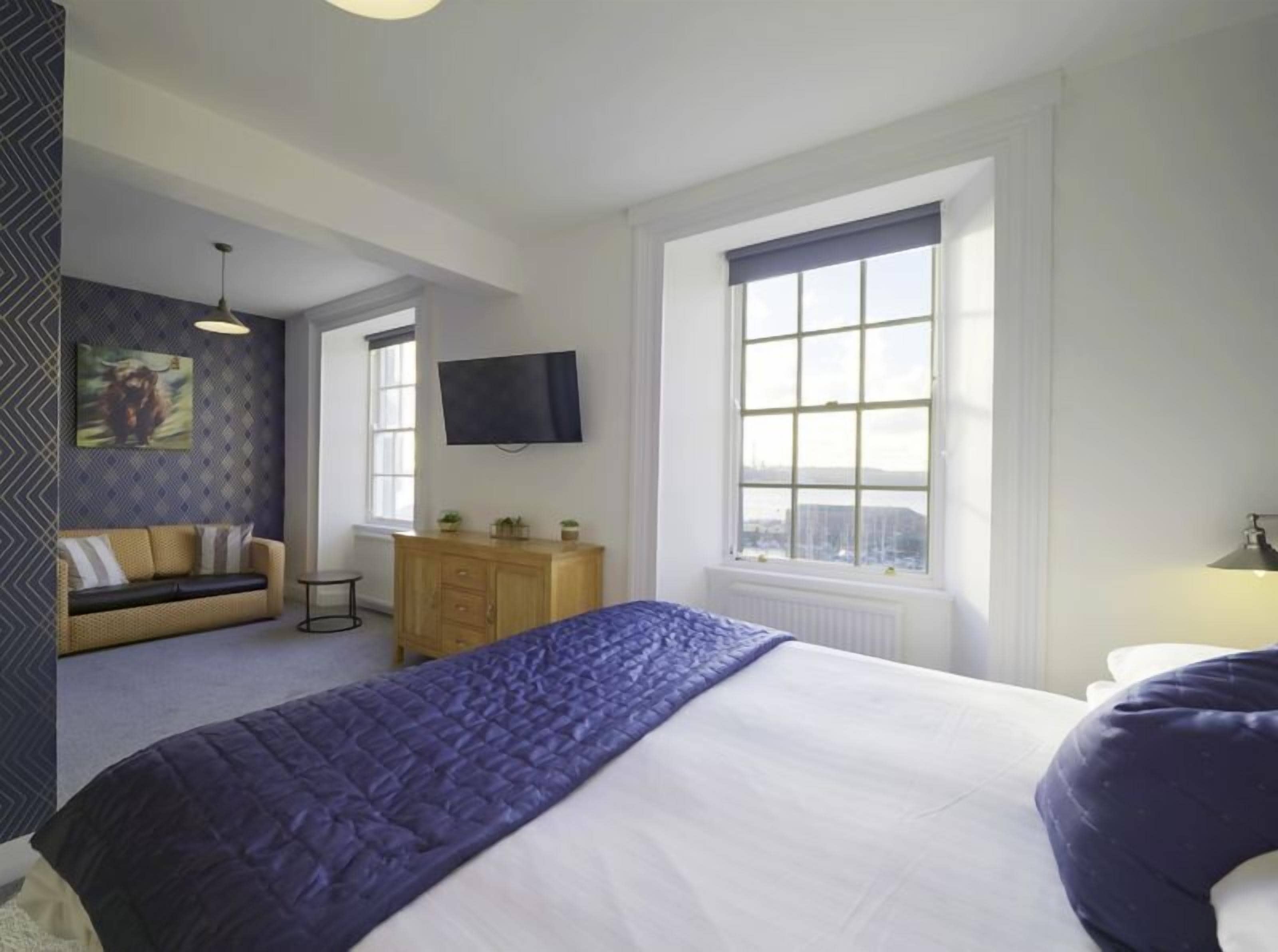 Camera familiare | Con stile personalizzato, con arredamento individuale, una scrivania