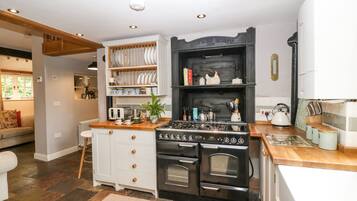 Kühlschrank, Wasserkocher, Toaster, Kochgeschirr/Geschirr/Besteck