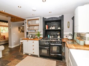 Refrigerador, tetera eléctrica, tostadora y utensilios de cocina