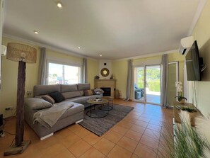 TV, fireplace, stereo