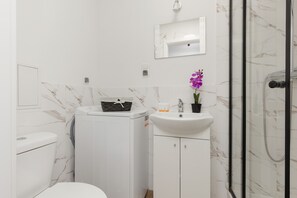 Studio, Kitchen | Bathroom | Shower, towels