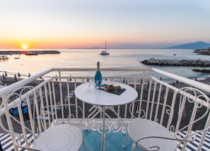 Panorama tweepersoonskamer, uitzicht op zee | Een kluis op de kamer, een bureau, verduisterende gordijnen