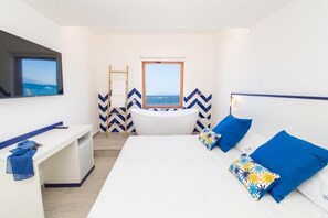 Design tweepersoonskamer | Een kluis op de kamer, een bureau, verduisterende gordijnen