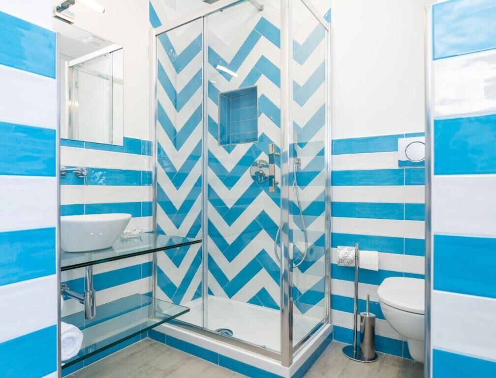 Quarto casal panorâmico, vista para o mar | Banheiro | Produtos de toalete grátis, secador de cabelo