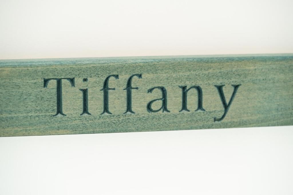 Une enseigne portant le nom « Tiffany » en caractères avec empattement.