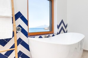 Design tweepersoonskamer | Een kluis op de kamer, een bureau, verduisterende gordijnen