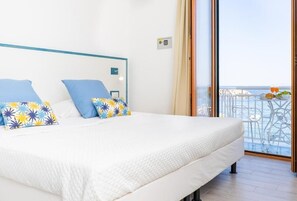 Quarto casal panorâmico, vista para o mar | Cofres nos quartos, escrivaninha, cortinas blackout
