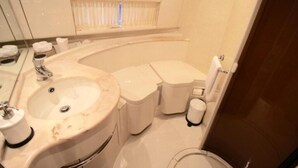 Un bagno compatto con lavandino, wc e bidet.