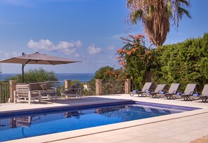 Utendørsbasseng og et oppvarmet basseng