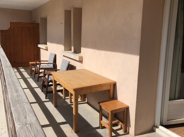 Outdoor dining - Appartement 6 Couchages Proche des Commerces et des Pistes Avec Parking Privatif (Vars)