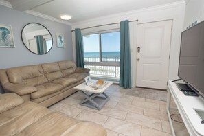 Leilighet – comfort, 2 soverom, ikke-røyk, strandutsikt | Oppholdsrom | En 42-tommers TV med Parabol-TV