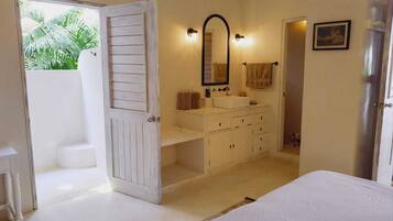 6 bedrooms, iron/ironing board, WiFi, bed sheets