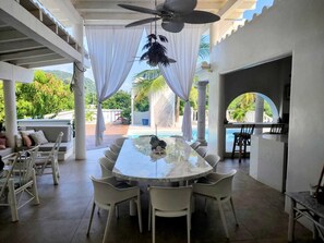 تناول الطعام بالخارج