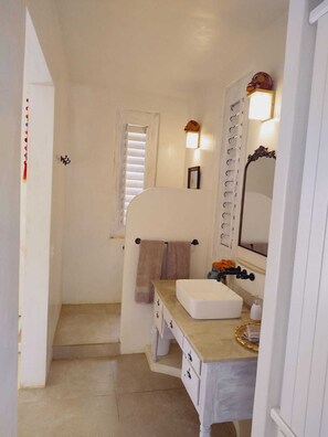 مجففات شعر، مناشف، ورق حمّام