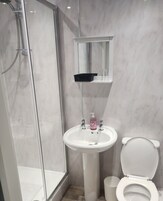 Standard-Doppel- oder -Zweibettzimmer | Badezimmer | Handtücher, Toilettenpapier