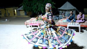 Une personne vêtue d’un costume traditionnel qui danse.