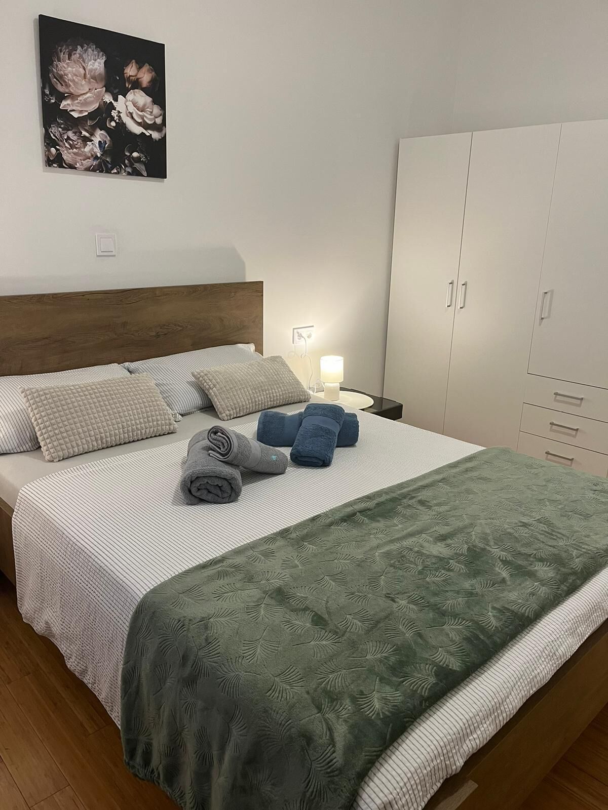 3 عدّة غرف نوم وواي فاي وملاءات أسرّة