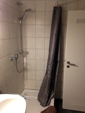 Haartrockner, Handtücher, Seife, Shampoo