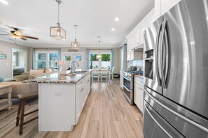 Geladeira, micro-ondas, fogão, cooktop