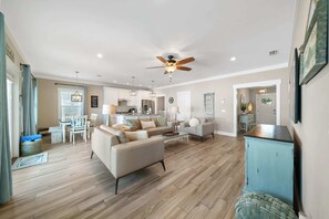 スマートテレビ、DVD プレーヤー、卓球台、書庫