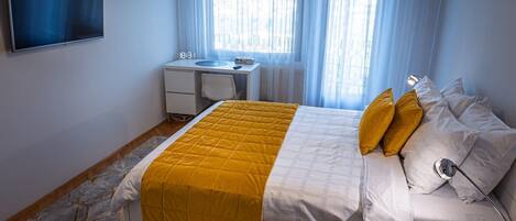 4 soverom, safe på rommet, skrivebord og strykejern/-brett