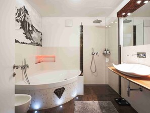 Umweltfreundliche Kosmetikartikel, Haartrockner, Bidet, Handtücher