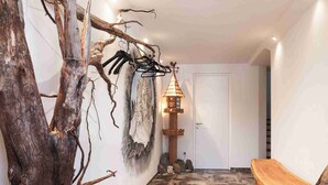 A hallway with a rustic wooden tree, a hanging lantern, and a wooden bench. - Luxury Larch Loft, perfect for groups/family of up to 6 people

 (Tesido BZ)