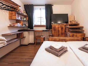 3 habitaciones, tabla de planchar con plancha y cuna de viaje