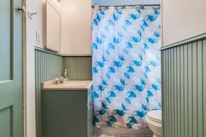 シャワー、ヘアドライヤー、タオル