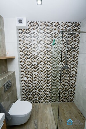 Apartamento | Banheiro | Chuveiro, chuveiro com efeito de chuva, piso aquecido, toalhas de banho