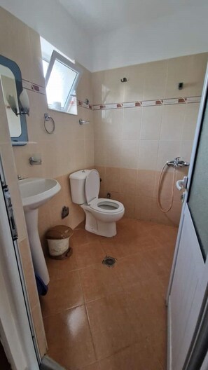 Haartrockner, Handtücher, Seife, Toilettenpapier