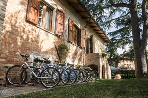 Property grounds - Apt Cedro in period farmhouse with large park and beautiful shared swimming pool (Badia)